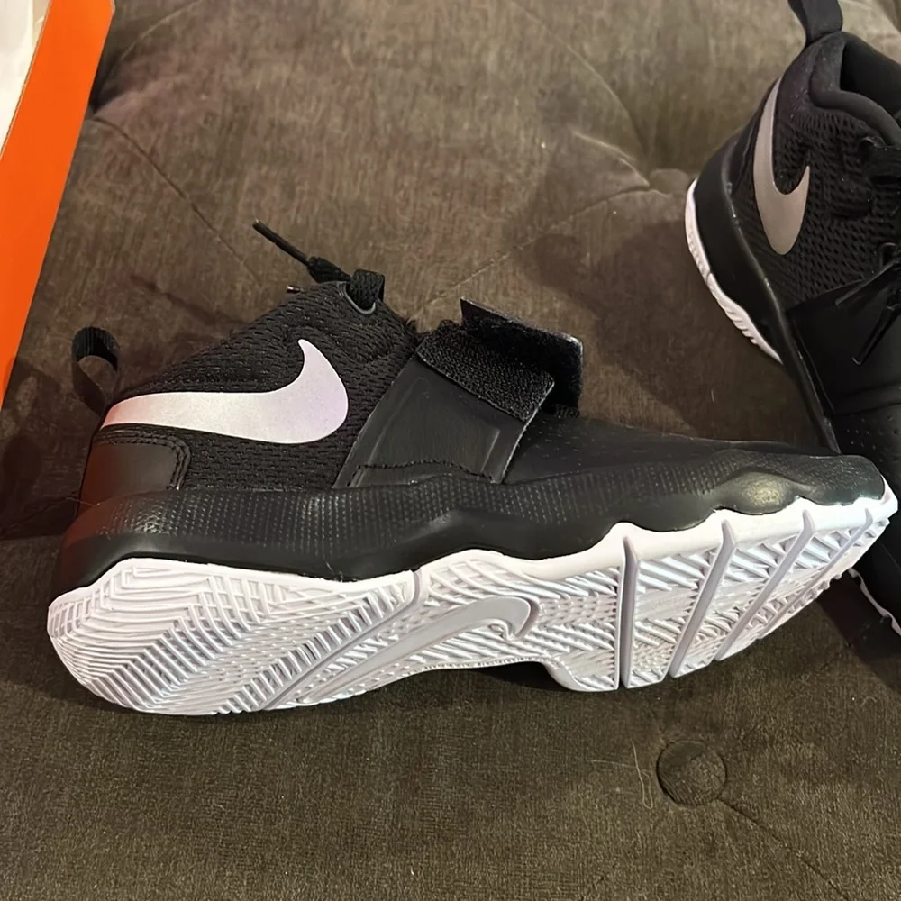 Nike team hustle sneaker size 2 NWT - Picture 5 of 6